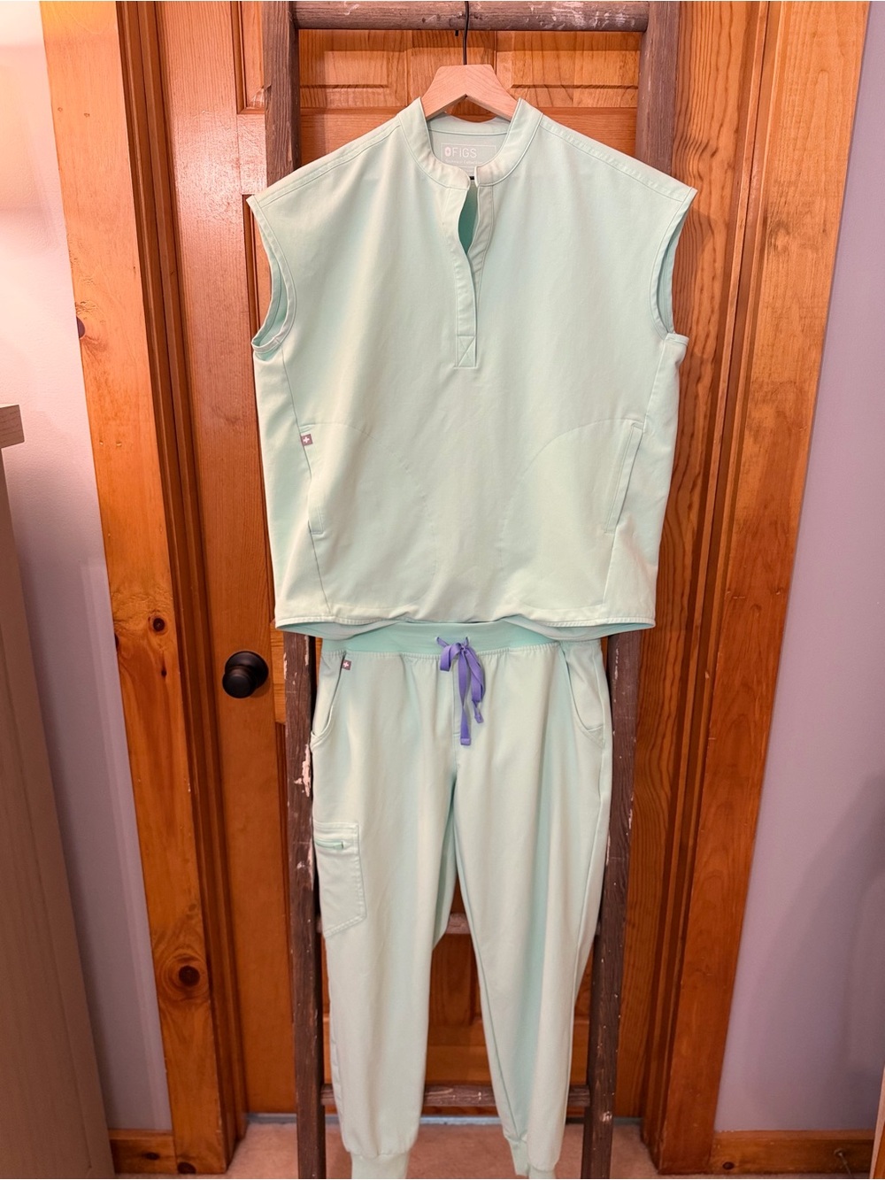 FIGS Women’s Rafaela XS Top & Zamora Petite Medium Joggers Set- Mariner